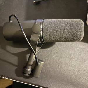 SHURE SM7B MICROPHONE